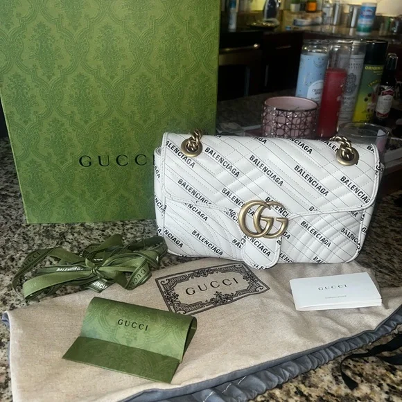 ❗️SOLD❗️Gucci White Quilted Shoulder Bag with Gold Double-G Hardware - Picture 2 of 8